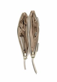 Portefeuille beige avec deux compartiments zippés ouverts montrant des poches intérieures et des fentes pour cartes.