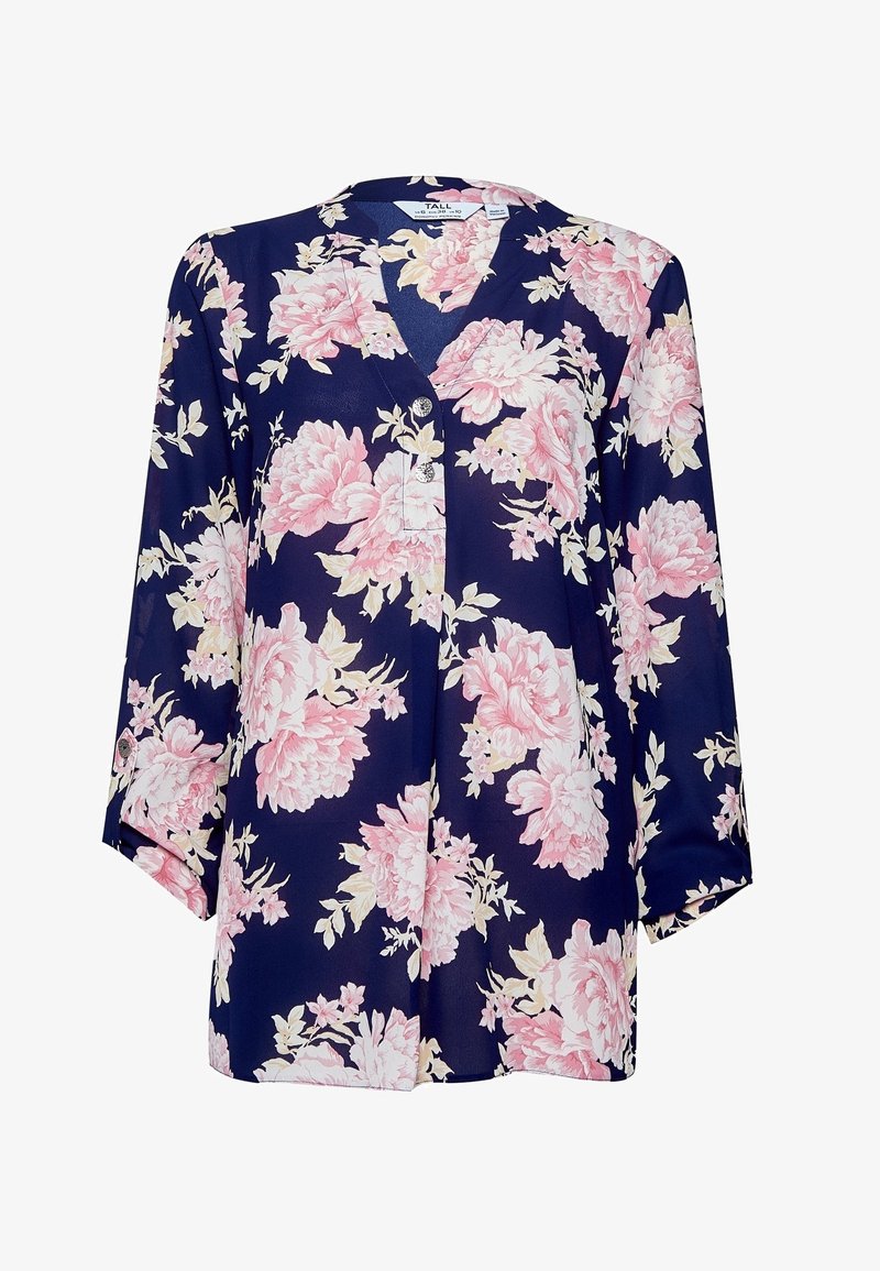 Blouse florale en tissu bleu marine avec motif de pivoines roses, dotée d'un col en V, de manches trois-quarts et de deux boutons décoratifs.