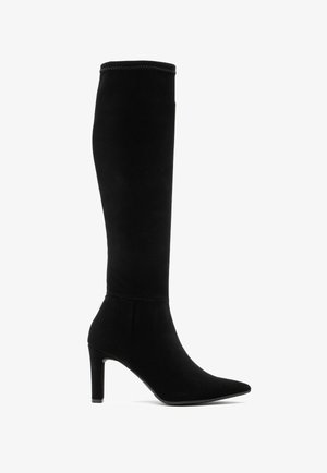 Sääre kõrgune must sametjalats terava ninaga ja kõrge stiletto kandiga, millel on sujuv disain ja kontrastne tikand.