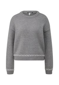 Grauer Strickpullover mit rundem Ausschnitt, gerippten Bündchen und Saum. Verziert mit weißen Kreuzstich-Akzenten entlang des unteren Randes. Weicher, strukturierter Stoff.