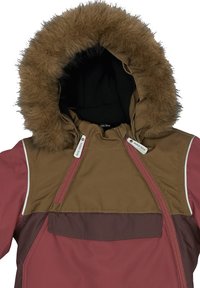 Barna és bordó dzseki műszőrme béléssel ellátott kapucnival, cipzárakkal és varrott részletekkel. Színes blokkokból álló mintázattal és puha textúrával.