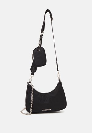 Sort skuldertaske med aftagelig lille pung og sølvkædedetalje, mærket Steve Madden foran.