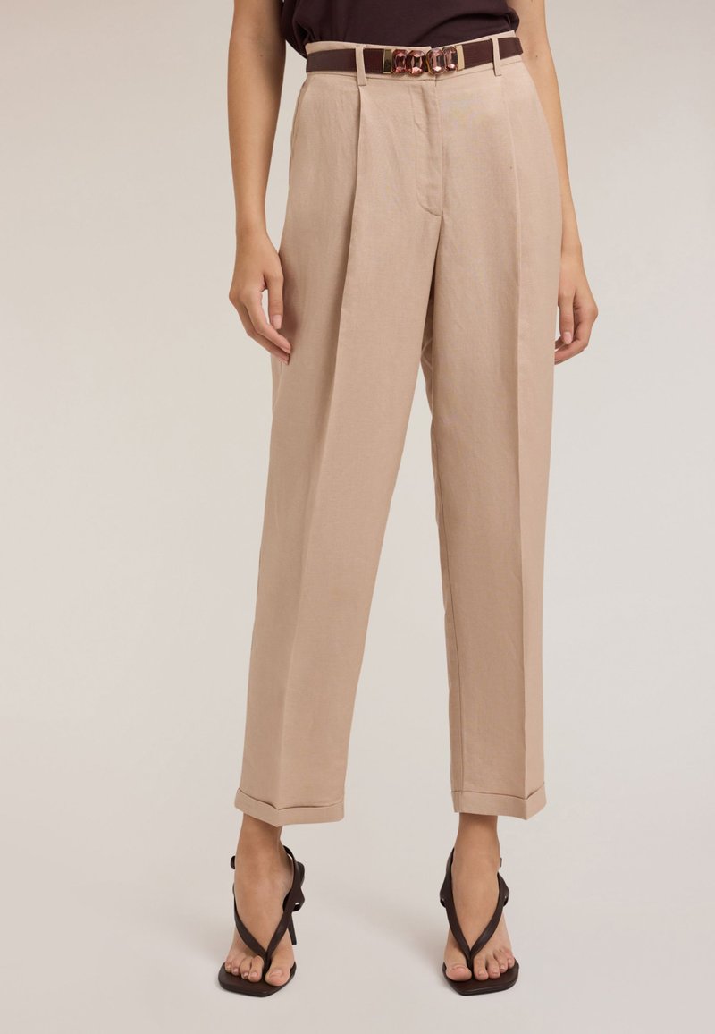 Beige, hoch taillierte Hose mit maßgeschneidertem Schnitt und Vorderfalten. Mit passendem Gürtel mit geometrischen Akzenten. Glattes, leichtes Material.