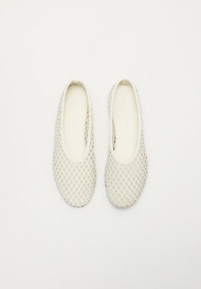 Hvide mesh slip-on sko med et krydsmønster, rund tå og glat inderside. Letvægts- og fleksibelt design.