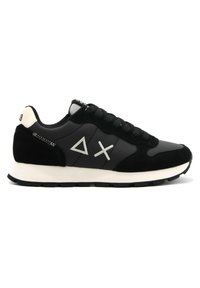 Sneakers neri con una tomaia in suede e pelle, caratterizzati da accenti bianchi, chiusura con lacci e una suola bianca a contrasto. Dettaglio del logo ben visibile sul lato.
