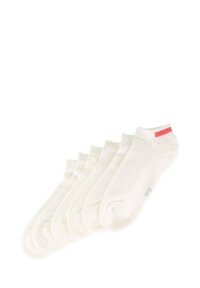 Set di cinque paia di calzini bianchi alla caviglia con tessuto testurizzato, caratterizzati da un piccolo accento rosa sul tallone. Finitura liscia e fascetta elastica per il massimo comfort.