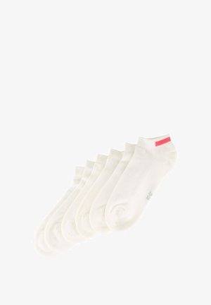Conjunto de cinco pares de calcetines tobilleros blancos con un tejido texturizado, que presentan un pequeño acento rosa en el talón. Acabado suave y banda elástica para mayor comodidad.