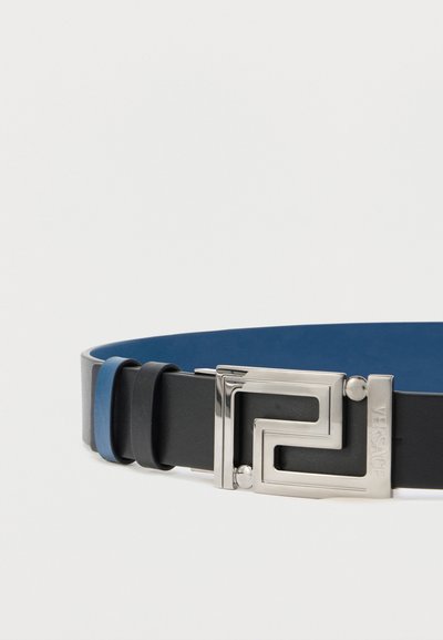 Cintura in pelle nera con accento in pelle blu, caratterizzata da una fibbia geometrica argentata incisa con "VERSACE". Texture liscia e design elegante.