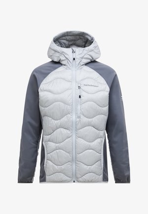 Lichtgrijze doorgestikte jas met capuchon en donkergrijze mouwen, volledige ritssluiting aan de voorkant, borstzak en "Peak Performance" logo op de borst.