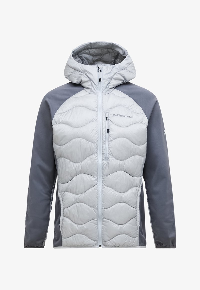 Lichtgrijze doorgestikte jas met capuchon en donkergrijze mouwen, volledige ritssluiting aan de voorkant, borstzak en "Peak Performance" logo op de borst.
