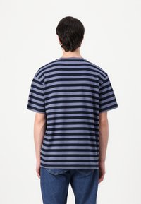 Tommy Jeans STRIPE TEE - Marškinėliai su spaudiniu - dark night navy/blue moment