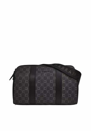 Sac bandoulière rectangulaire à motifs noirs et gris avec deux bandes verticales en cuir, fermeture éclair et une sangle d'épaule réglable avec le nom de la marque.
