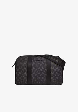 Sac bandoulière rectangulaire à motifs noirs et gris avec deux bandes verticales en cuir, fermeture éclair et une sangle d'épaule réglable avec le nom de la marque.