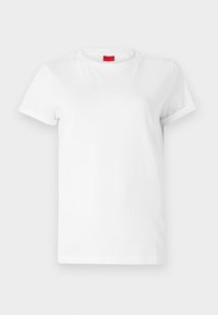 Weißes Baumwoll-T-Shirt mit kurzen Ärmeln, Rundhalsausschnitt, umgeschlagenen Bündchen und einem roten Markierungslabel am Kragen. Glatte Textur und einfaches Design.