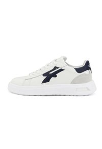 Sneakers bianchi in pelle con un logo accentato blu navy, dotati di un tallone grigio testurizzato, suola bianca piatta e lacci.