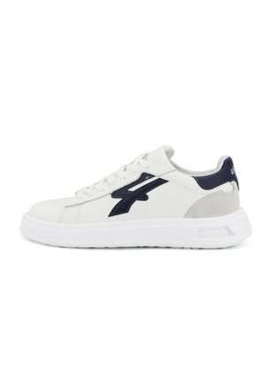 Sneakers bianchi in pelle con un logo accentato blu navy, dotati di un tallone grigio testurizzato, suola bianca piatta e lacci.