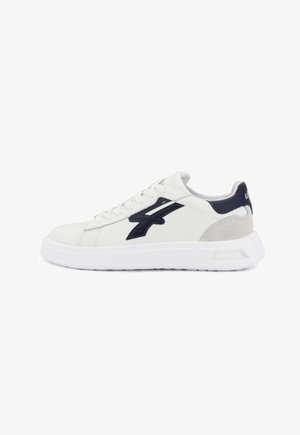 Sneakers bianchi in pelle con un logo accentato blu navy, dotati di un tallone grigio testurizzato, suola bianca piatta e lacci.