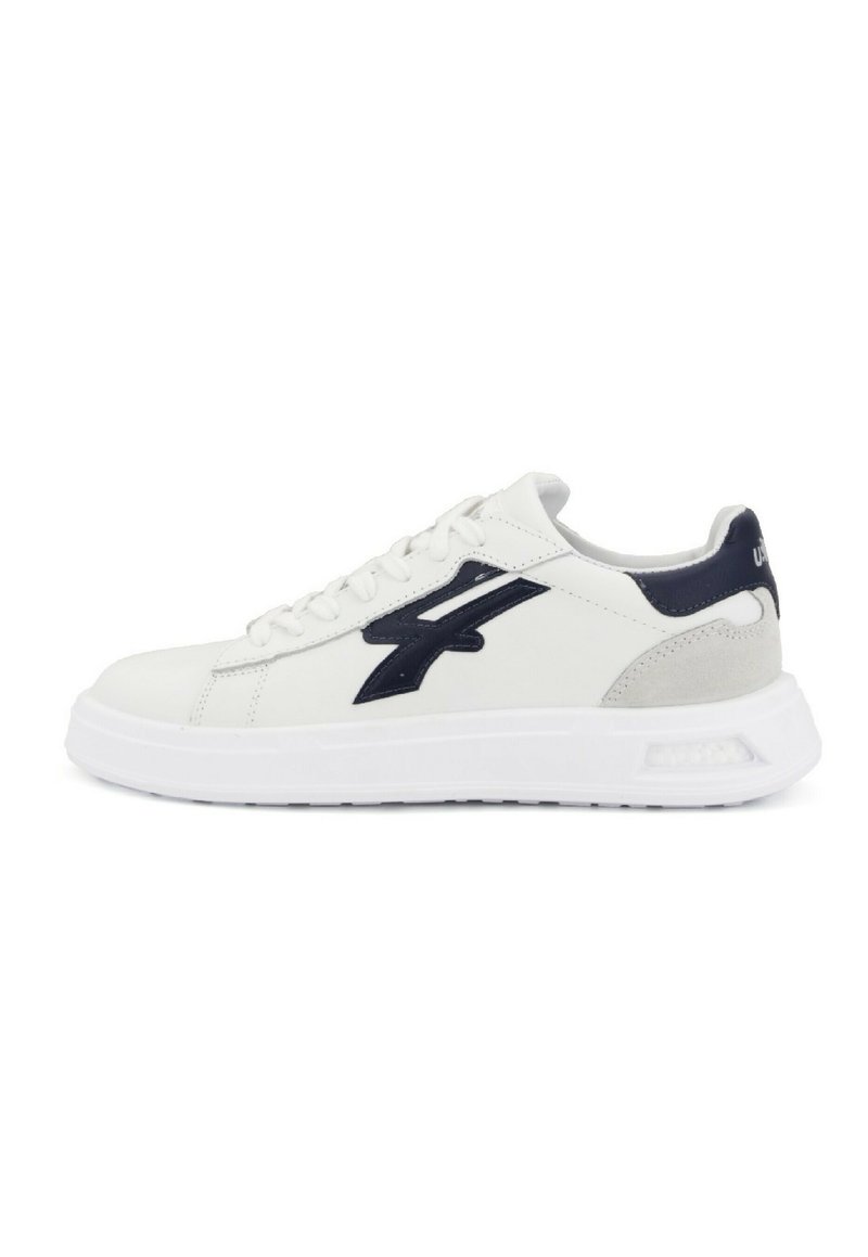 Sneakers bianchi in pelle con un logo accentato blu navy, dotati di un tallone grigio testurizzato, suola bianca piatta e lacci.
