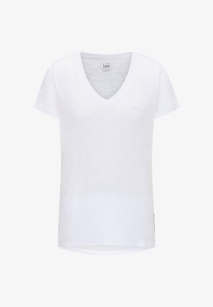 Camiseta blanca de manga corta con cuello en V, con un pequeño logo de Lee en el pecho y una etiqueta de tela en la costura lateral.