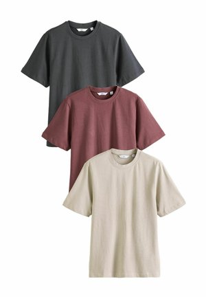 Drie crew neck t-shirts gestapeld: donkergrijs, bordeauxrood en lichtbeige. Korte mouwen, katoenen stof, gladde textuur, minimalistisch ontwerp.