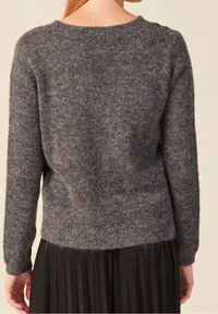 Grauer gestrickter Pullover mit weicher Textur, rundem Ausschnitt und langen Ärmeln; von hinten mit einer figurbetonten Silhouette präsentiert.