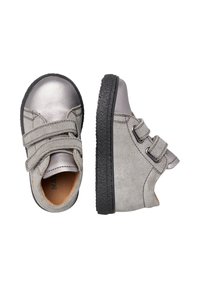 Chaussures pour enfants grises avec un mélange de cuir brillant et de suède texturé, deux bandes Velcro, une semelle en caoutchouc noire et un design à bout rond.