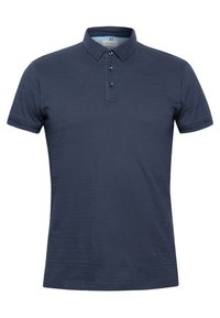 Polo-shirt bleu marine en tissu doux, doté d'un col structuré, d'une patte de boutonnage à trois boutons et de manches courtes. Texture lisse avec un subtil éclat.