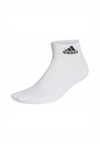 Chaussette blanche au niveau de la cheville en tissu doux, avec un poignet côtelé, trois rayures horizontales et un logo Adidas noir sur le côté.