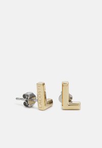 Boucles d'oreilles en métal doré et argenté en forme de lettre 'L', avec une finition polie et le nom de la marque gravé sur la pièce dorée.