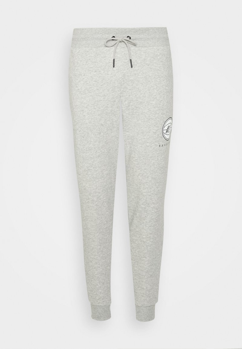 Herren Trainingsanzüge | New Balance HOOPS ESSENTIAL PANT Jogginghose grey/grau - RP15920 Herren Trainingsanzüge | New Balance HOOPS ESSENTIAL PANT Jogginghose grey/grau - RP15920