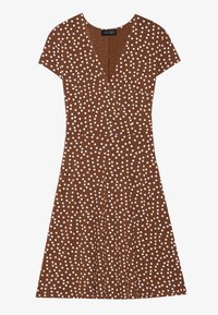 Braun gewickeltes Kleid mit kurzen Ärmeln und V-Ausschnitt, verziert mit weißen Pünktchen. Der Stoff hat eine strukturierte Optik für zusätzliche Details.