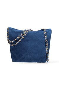 Borsa a spalla in suede blu navy con design a losanghe, dotata di tracolla in catena dorata e forma strutturata.