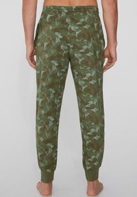 Pantalones joggers de camuflaje verde, hechos de una tela suave, con una cinturilla elástica y puños en los tobillos, que presentan un patrón texturizado.