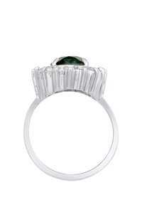 Sudraba gredzens ar ovālu zaļu dārgakmeni, ierakstīts tekstūrētā joslā ar vertikālajām ribām, kas pastiprina tā izcelšanos.