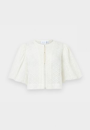 Blouse courte en dentelle blanche avec manches bouffantes trois-quarts et fermeture à agrafes sur le devant.