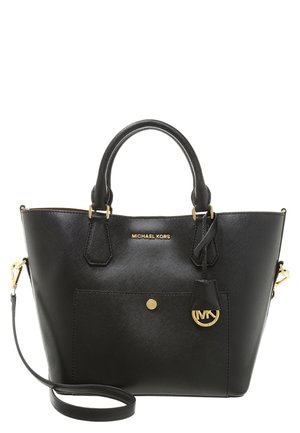 Sac à main en cuir noir Michael Kors avec deux poignées, poche avant, breloque logo dorée et bandoulière amovible.