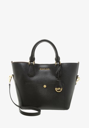 Sac à main en cuir noir Michael Kors avec deux poignées, poche avant, breloque logo dorée et bandoulière amovible.