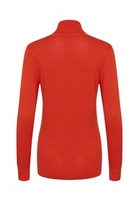 Suéter de cuello alto rojo con mangas largas, confeccionado con un material de punto fino y ligero. Presenta una silueta ajustada y una textura suave.