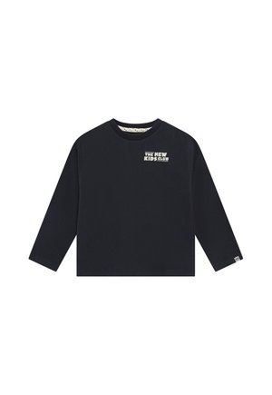 Zwart shirt met lange mouwen, ronde hals en witte tekst "The New Kids Club" op de bovenste linkerborst en een klein label op de onderste mouw.