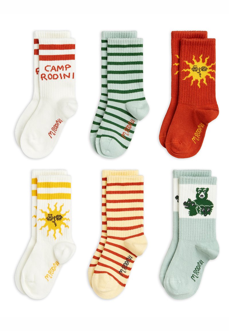 Set aus sechs bunten Socken mit verschiedenen Designs: gestreift, mit Sonnenmotiv und einem Bären, in den Farben Weiß, Grün, Rot, Gelb und Orange.