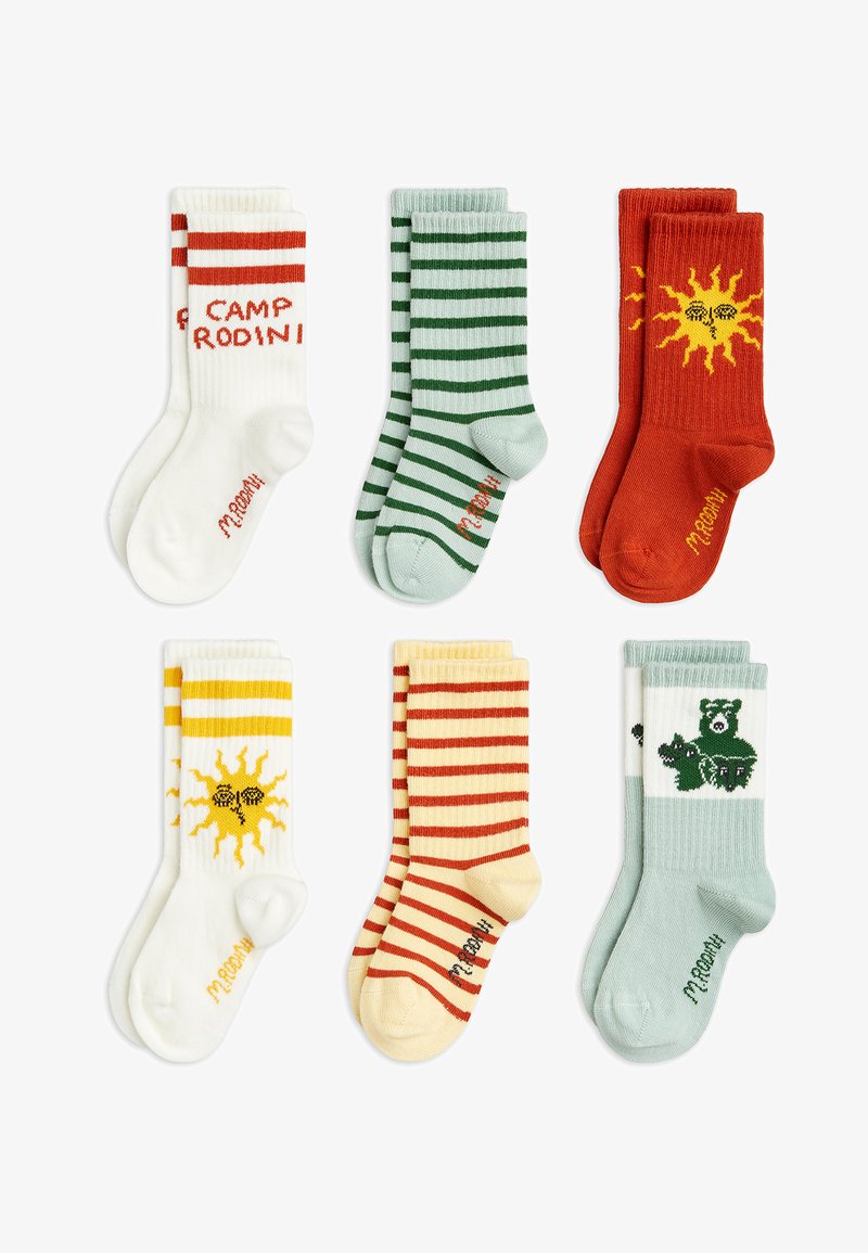 Σύνολο έξι πολύχρωμων κάλτσων με διάφορα σχέδια: ριγέ, με θέμα τον ήλιο και ένα αρκουδάκι, σε αποχρώσεις λευκού, πράσινου, κόκκινου, κίτρινου και πορτοκαλί.