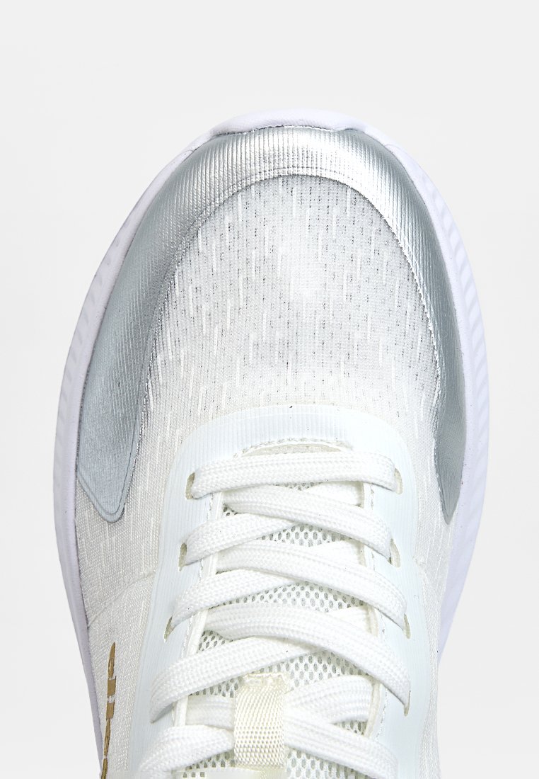 Zapatilla deportiva de malla blanca con acentos plateados, puntera redondeada y cordones planos. El diseño incluye un patrón texturizado en la parte superior.