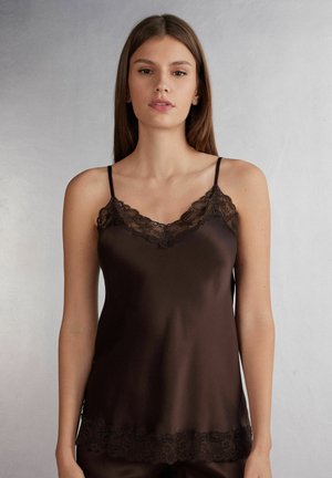 Braunes Satin-Camisole mit Spitzenbesatz entlang des Ausschnitts und Saums, ausgestattet mit dünnen, verstellbaren Trägern und einer glatten, weichen Textur.