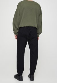 PULL&BEAR Kalhoty - metallic black
