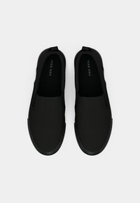 Mustad libisevad kingad, millel on sile, matt kangast pealiskülg, ümar konts ja lame kummist tald. Minimalistlik disain ilma nähtavate detailideta.