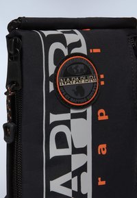 Napapijri CURVER - Skuldertasker - black