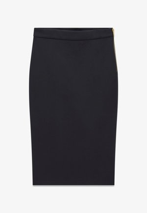 Zwarte kokerrok tot op de knie met een nauwsluitende taille en een gouden ritsdetail aan de rechterkant.