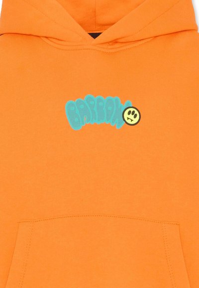 Sweat à capuche orange avec texte en bulles bleu et un petit cercle jaune comportant un motif de visages à trois points sur la poitrine.