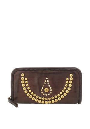 Portafoglio in pelle marrone con decorazioni di borchie dorate disposte in motivi curvi e a goccia, dotato di chiusura con zip e bordi cuciti.