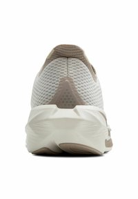Scarpa sportiva leggera in beige e bianco con una tomaia in rete traspirante, suola ammortizzata e dettagli testurizzati sul tallone e ai lati.